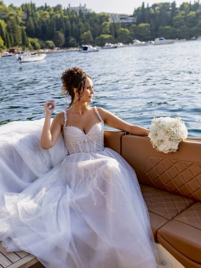 Amaryllis by Anna Kuznetsova (Designerkleid mit Perlen)