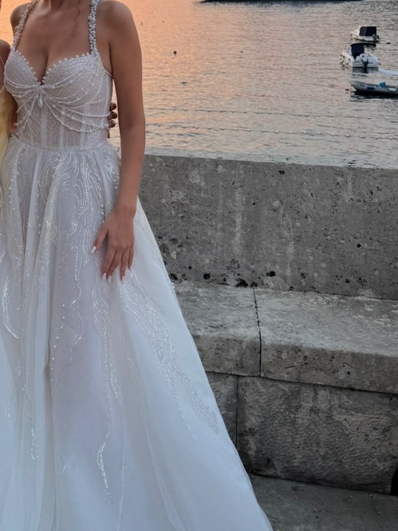 Amaryllis by Anna Kuznetsova (Designerkleid mit Perlen)