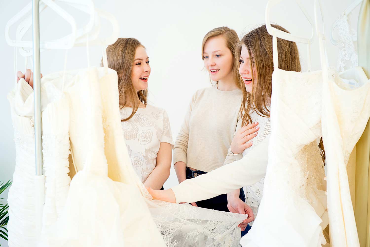 Die schönsten Brautkleid Stoffe: Satin, Tüll, Seide, Spitze & Co.