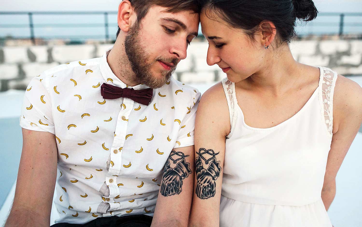 Braut mit Tattoos – die Kunst mit der Körperkunst umzugehen