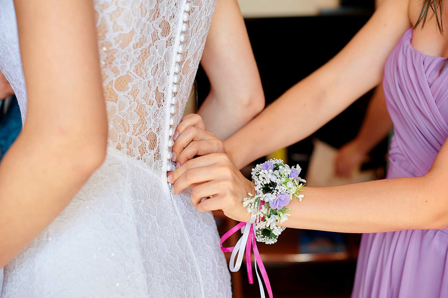 Brautkleid mit Schnüren oder Knöpfen? – Diese 3 Verschlüsse sollte jede Braut kennen!